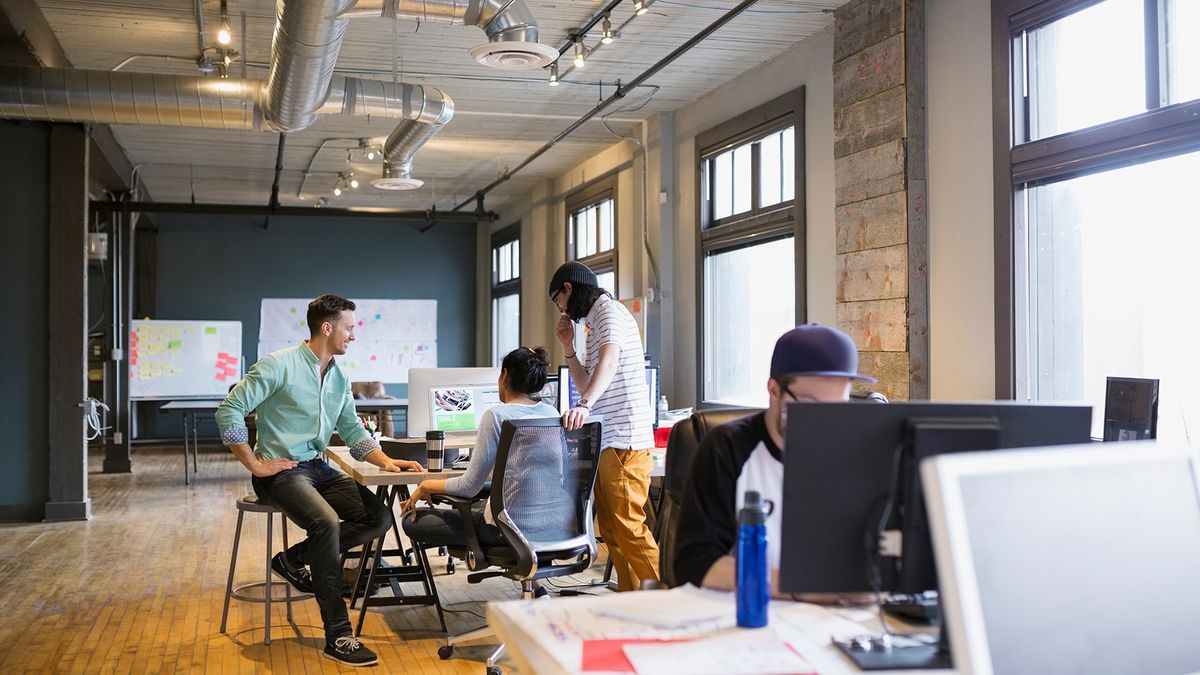 Menschen arbeiten im Büro