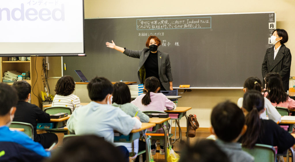 3年2組の教室で自己紹介をする