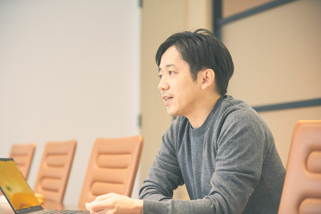 インタビューにこたえる羽田氏