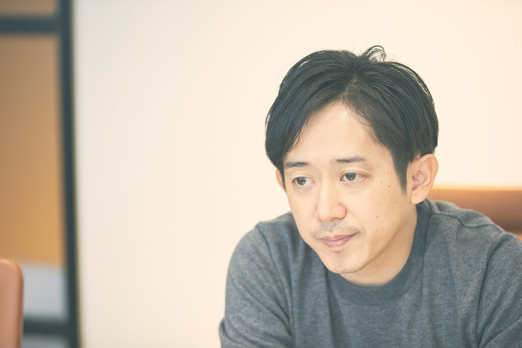 インタビューにこたえる羽田氏