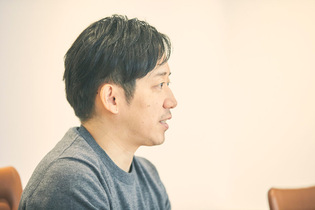 インタビューにこたえる羽田氏