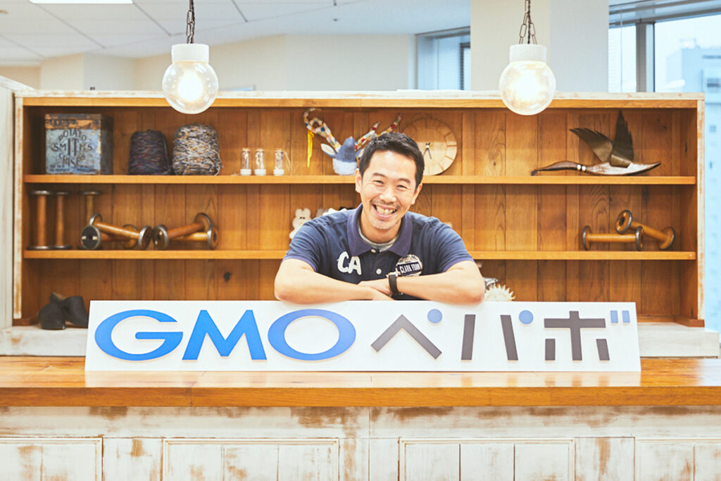 会社ロゴとこちらを向くこちらを向くGMOペパポ 常務取締役CFO HR統括部部長 五十島啓人氏