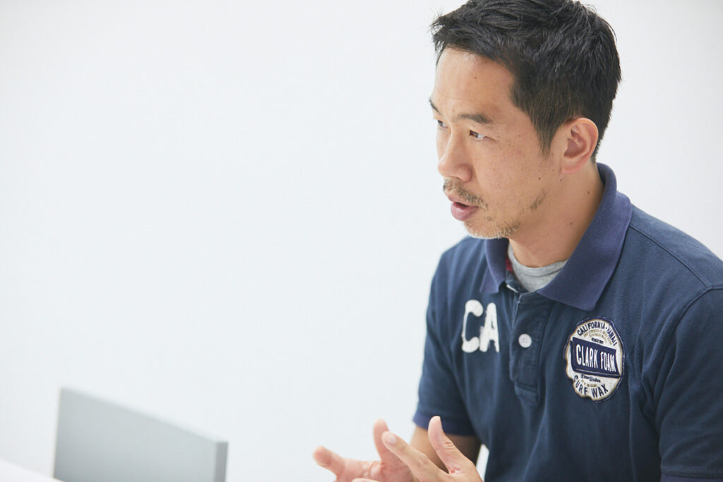 インタビューを受ける五十島啓人氏