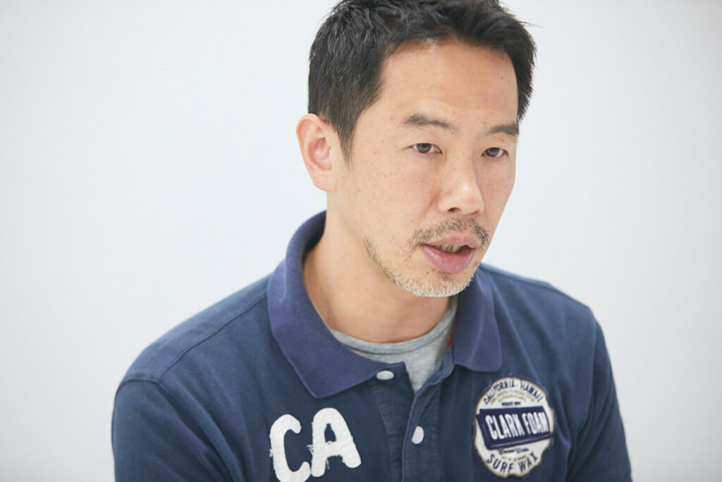 インタビューを受ける五十島啓人氏
