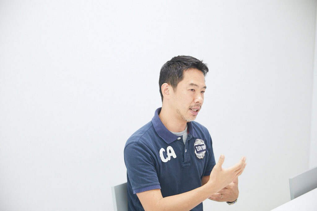 インタビューを受ける五十島啓人氏