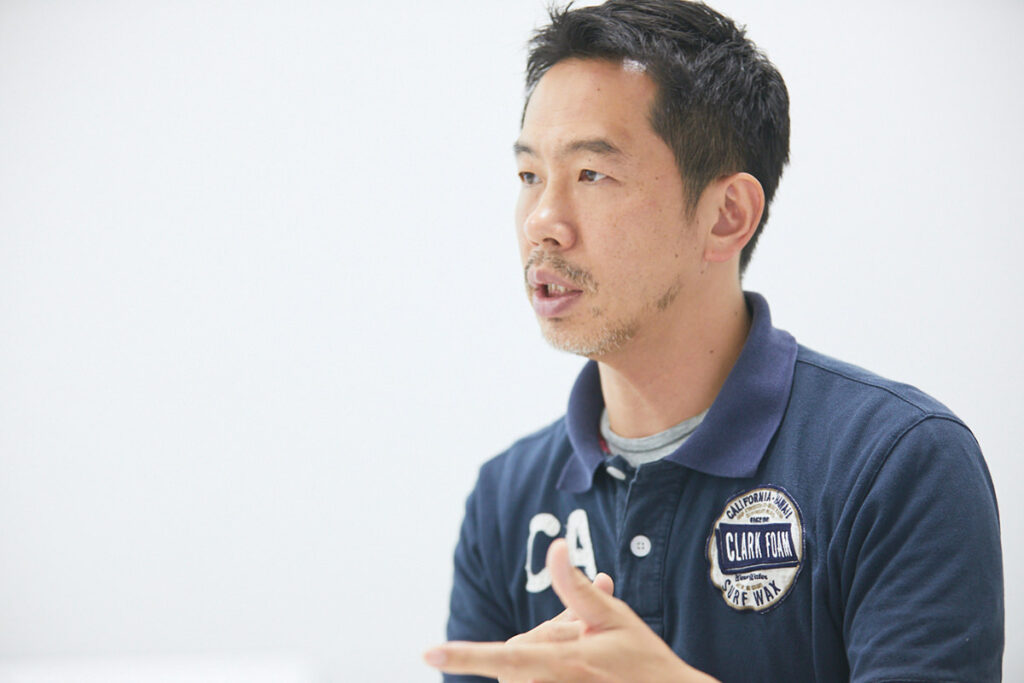 インタビューを受ける五十島啓人氏