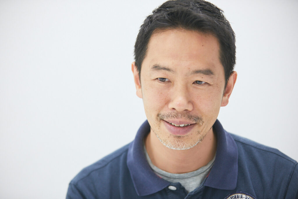 インタビューを受ける五十島啓人氏