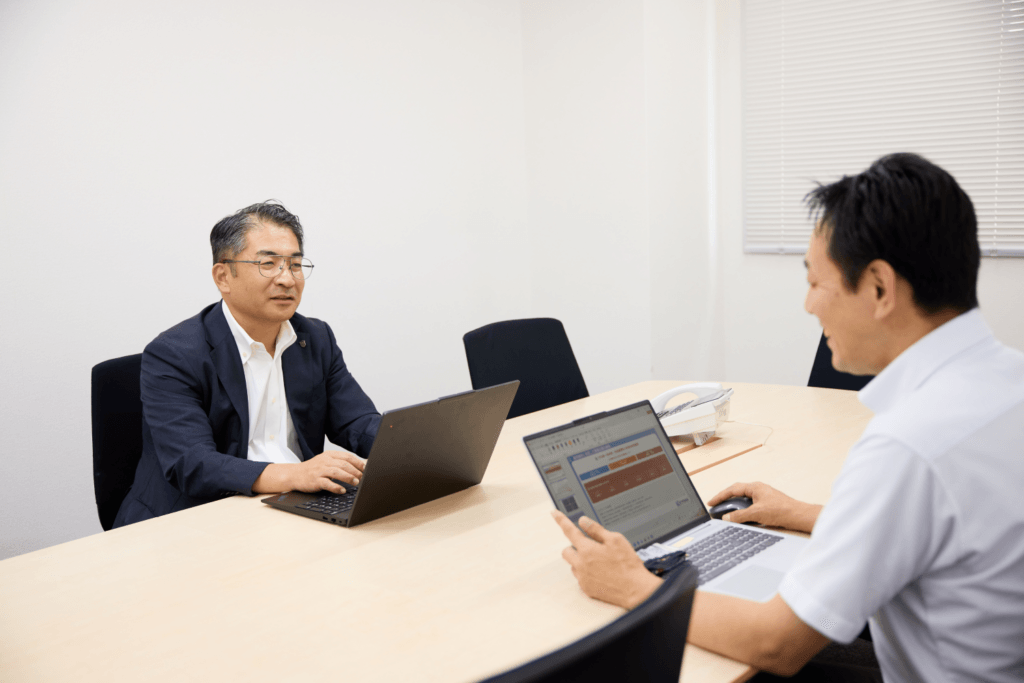 社員と打合せをする鳥居氏