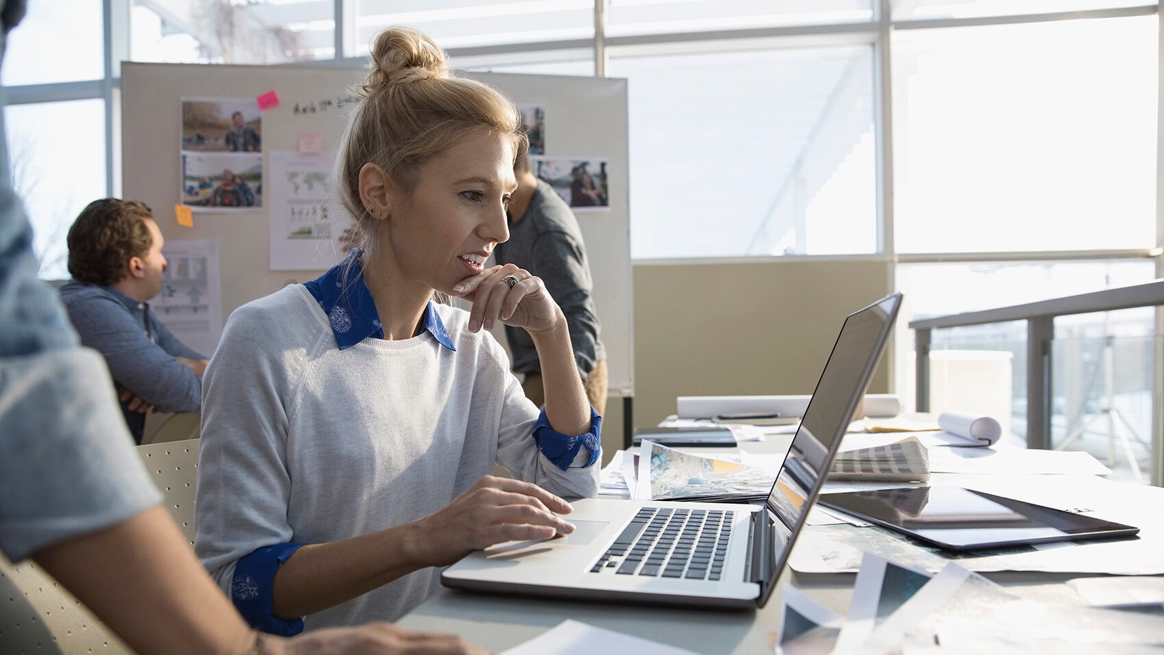 Femme créative travaillant sur son ordinateur portable dans un bureau