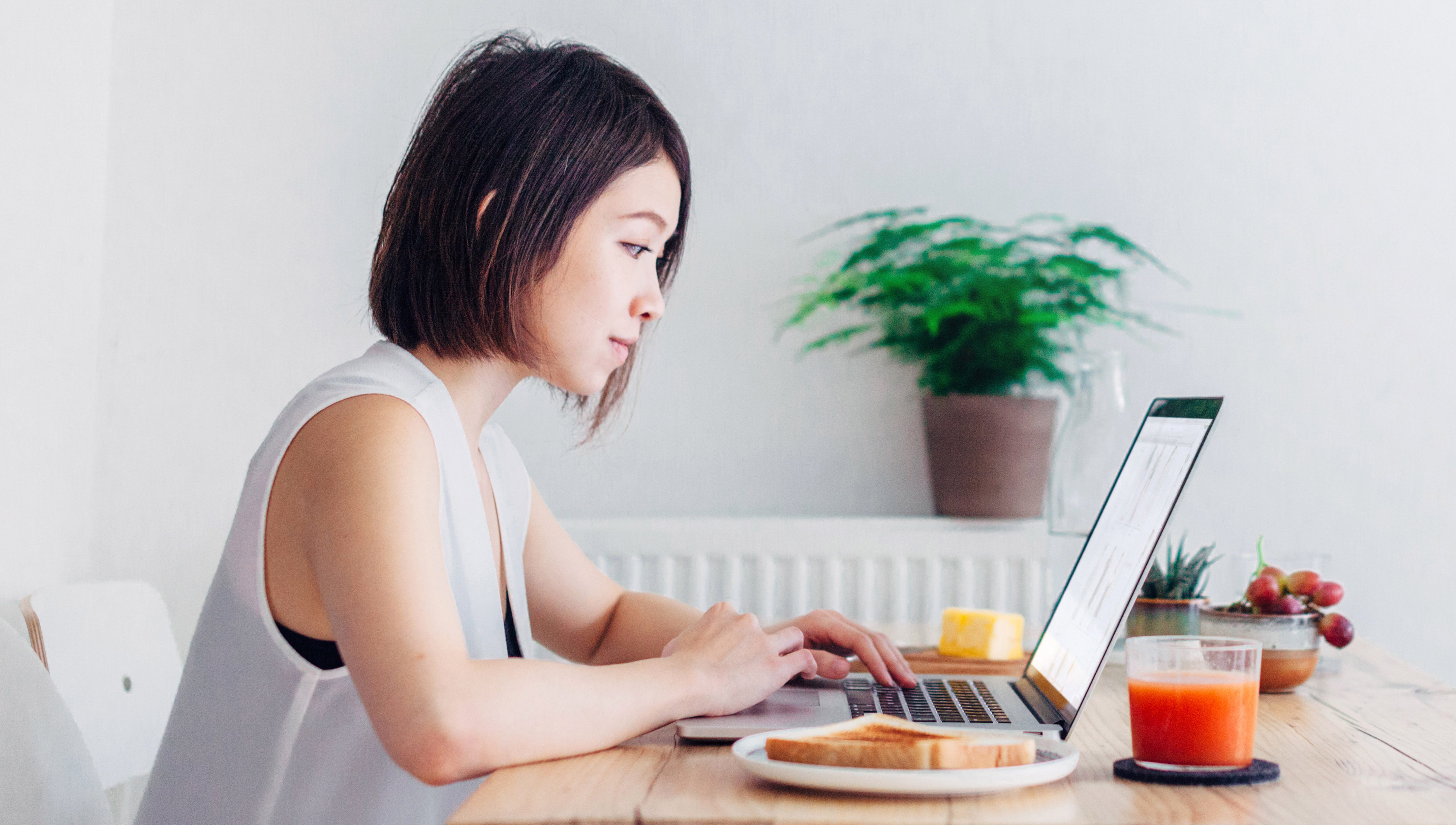 Femme assise devant son ordinateur portable
