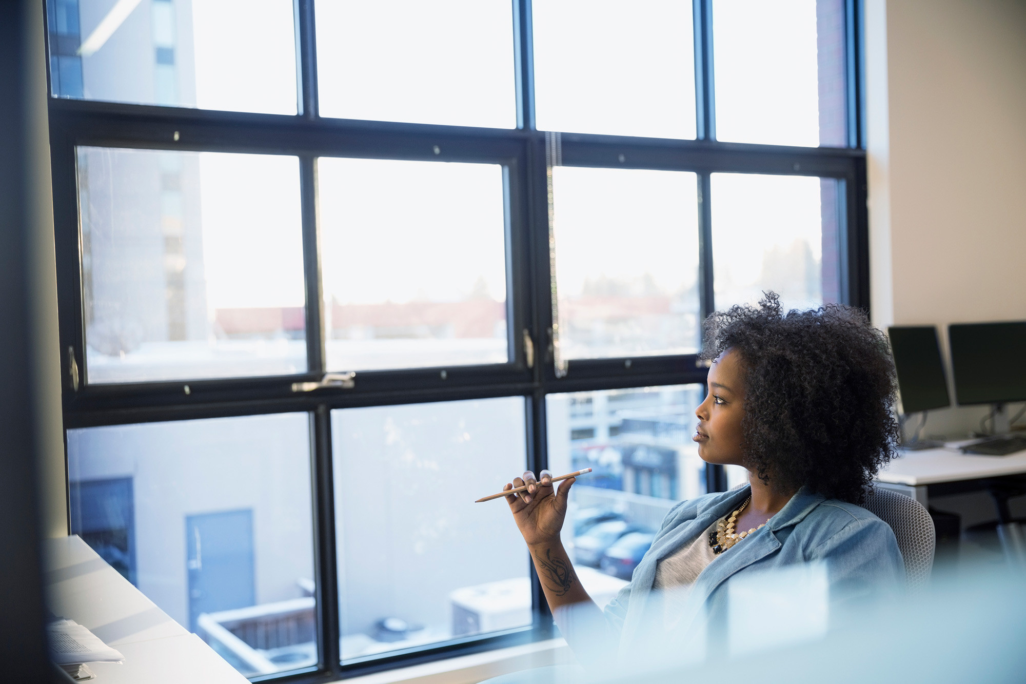 Une femme regarde à travers la fenêtre