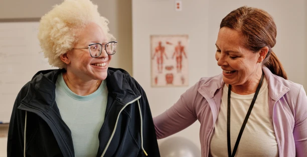 Une physiothérapeute avec un patient.