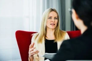 Deux femmes discutant dans un bureau
