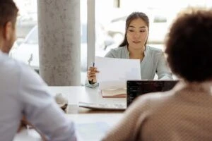 Travailleurs menant un entretien d'embauche