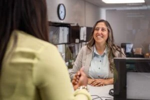 Une représentante du service client sympathique