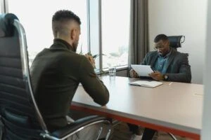 Homme d'affaires regardant des papiers