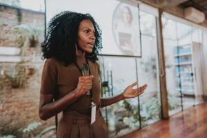 Femme donnant une présentation au conférencier