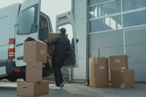 Un livreur chargeant un camion