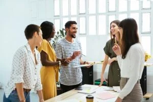 Un groupe de collègues divers collaborant dans un bureau.