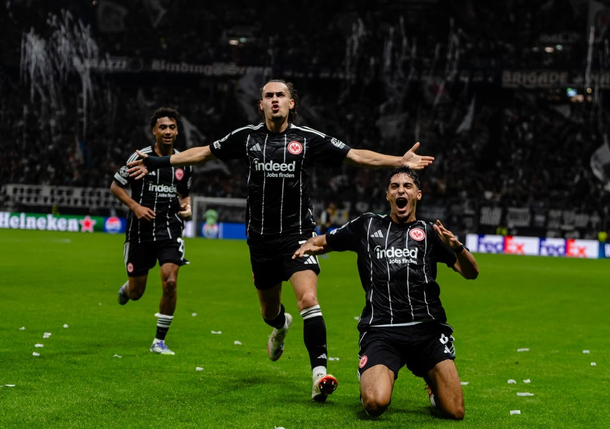 Mario Götze im Trikot von Eintracht Frankfurt mit Indeed als Hauptsponsor