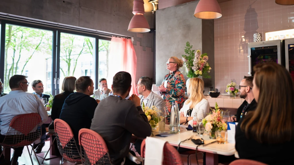Teilnehmer des Unite & Bite Lunch sitzen in der Bullerei