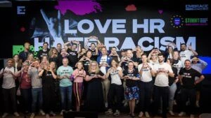 Gruppenbild der Teilnehmer des embrace Festivals mit Herz Geste