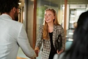 Junge Absolventin möchte bei ihrem ersten Vorstellungsgespräch beeindrucken