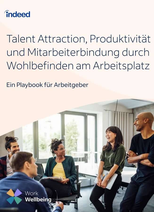 Cover des Playbooks mit dem Titel „Talent Attraction, Produktivität und Mitarbeiterbindung durch Wohlbefinden am Arbeitsplatz: Ein Playbook für Arbeitgeber“ und einem Bild mit lachenden und lächelnden Kolleg*innen