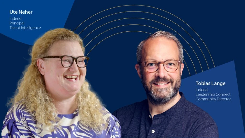 Ute Neher, Principal Talent Intelligence bei Indeed, und Tobias Lange, Leadership Connect Community Director bei Indeed, sind die Autoren dieses Textes und sind vor einem graphischen Hintergrund in Blautönen abgebildet.
