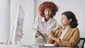 Zwei Personen testen ein Tablet und diskutieren