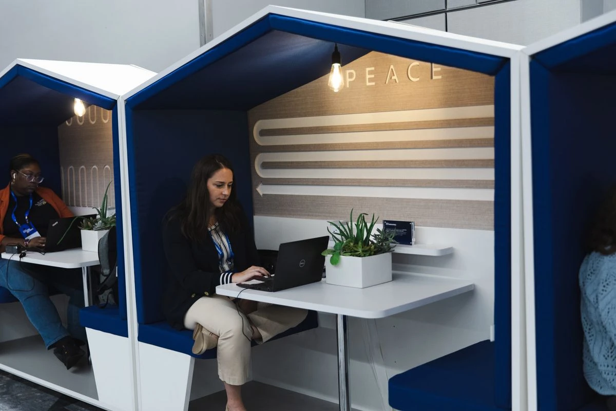 Personen verwenden Räume mit wenigen sensorischen Reizen bei einem Event auf der Indeed FutureWorks.
