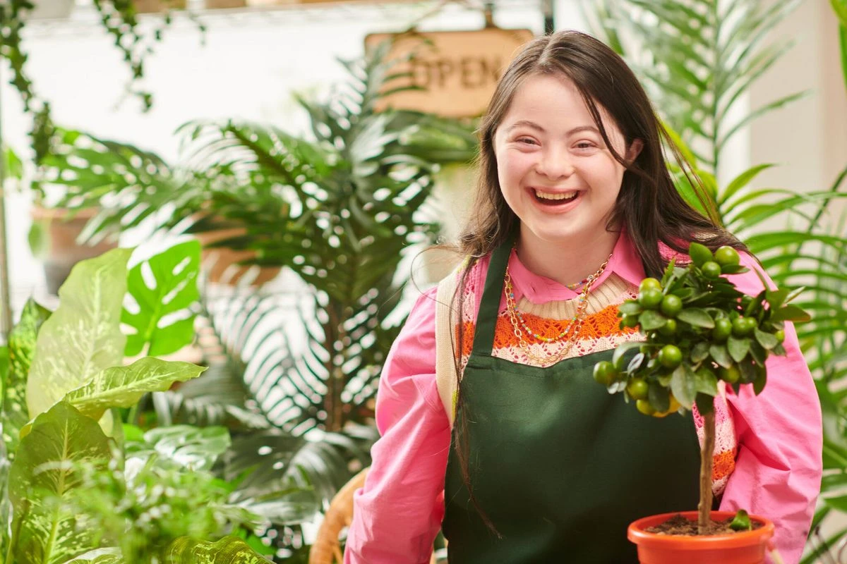 Eine asiatische Frau mit Down-Syndrom arbeitet als Floristin und liebt ihre Arbeit.