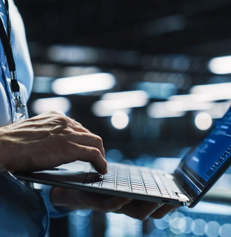 Un programmeur de centre de données utilise un ordinateur portable