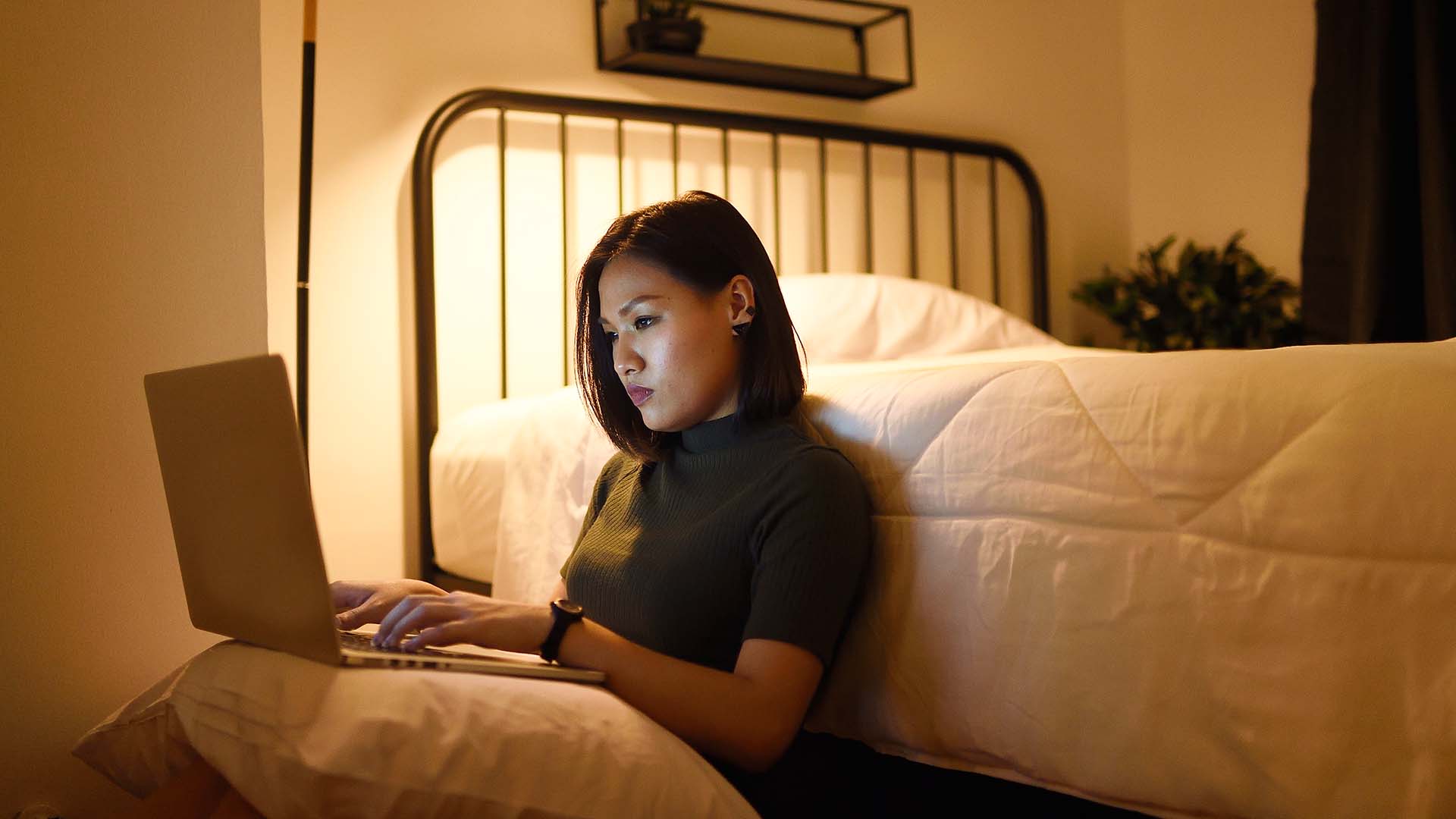 vrouw achter laptop thuiswerken