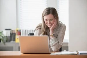 Kaukasische zakenvrouw met behulp van laptop op kantoor