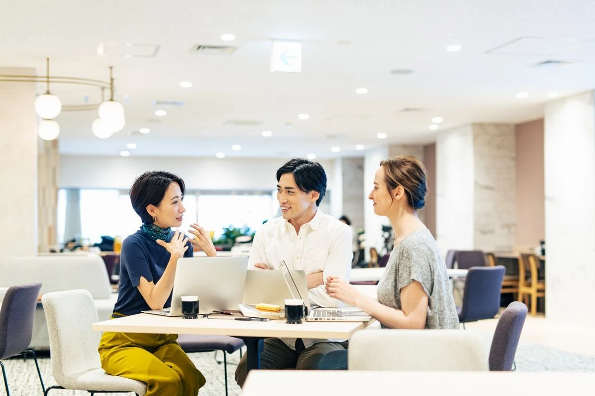 会議をしている男女3人