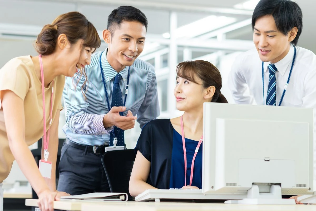 自社について話合いをするイメージ