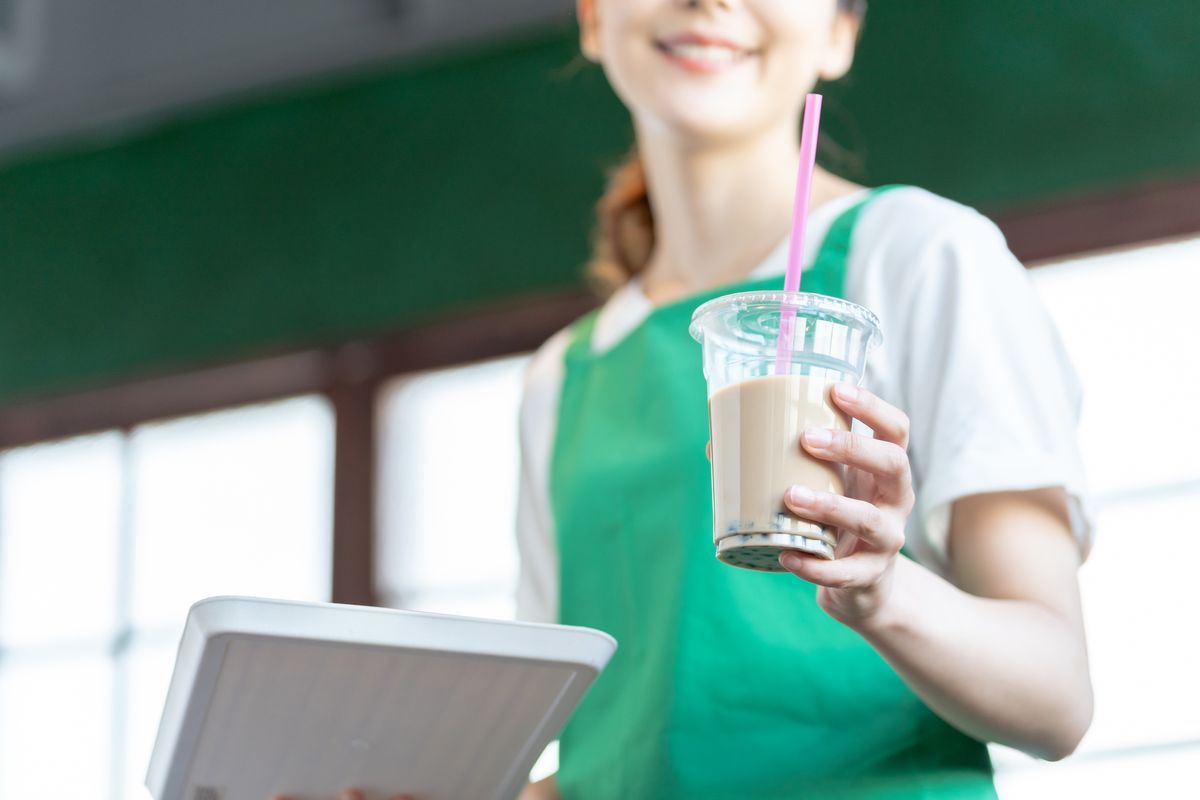 カフェでアルバイトをする女性