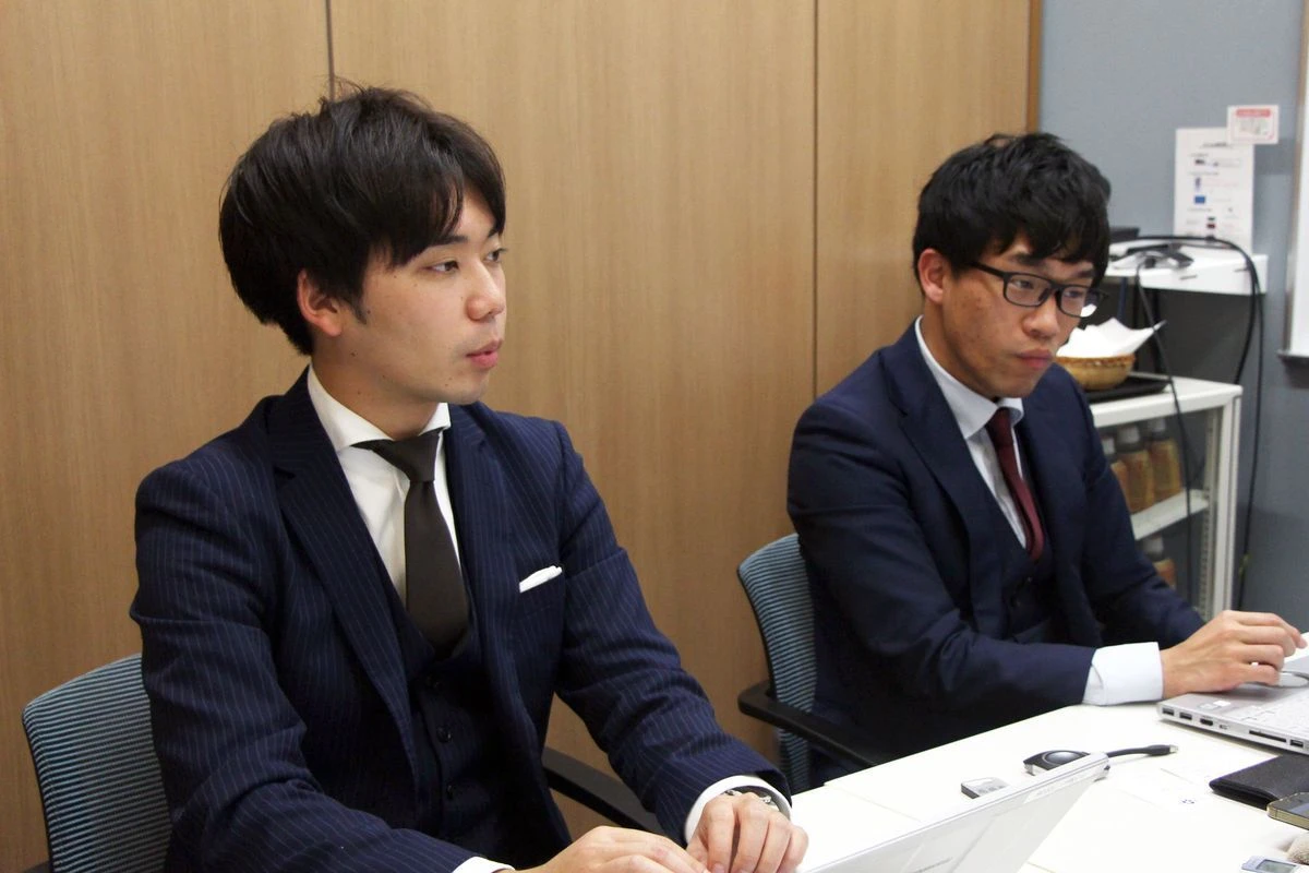 建設会社に対して採用コンサルティングを行っている、株式会社船井総合研究所のシニア経営コンサルタント・植松拓海さん（左）と宮花宙希さん（右）