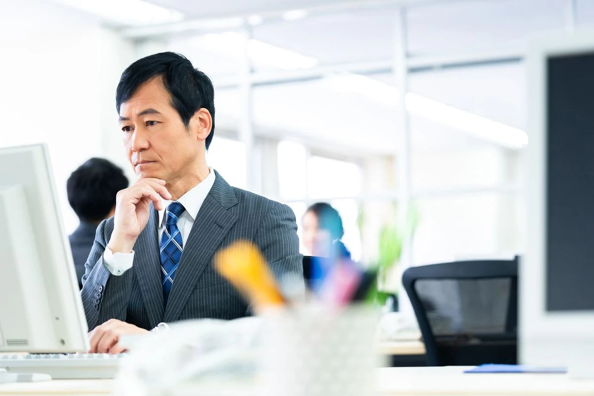 服務規律を作成する人事・労務担当者のイメージ