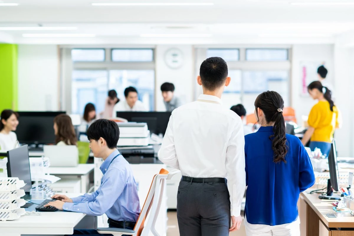 社内を見渡す社員のイメージ
