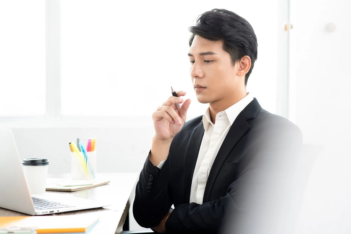 採用計画を見直す人事担当者のイメージ
