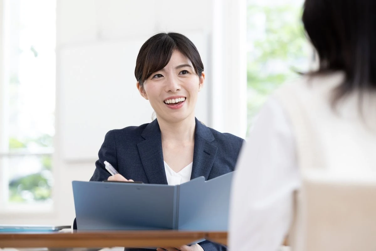 面談をする女性の写真