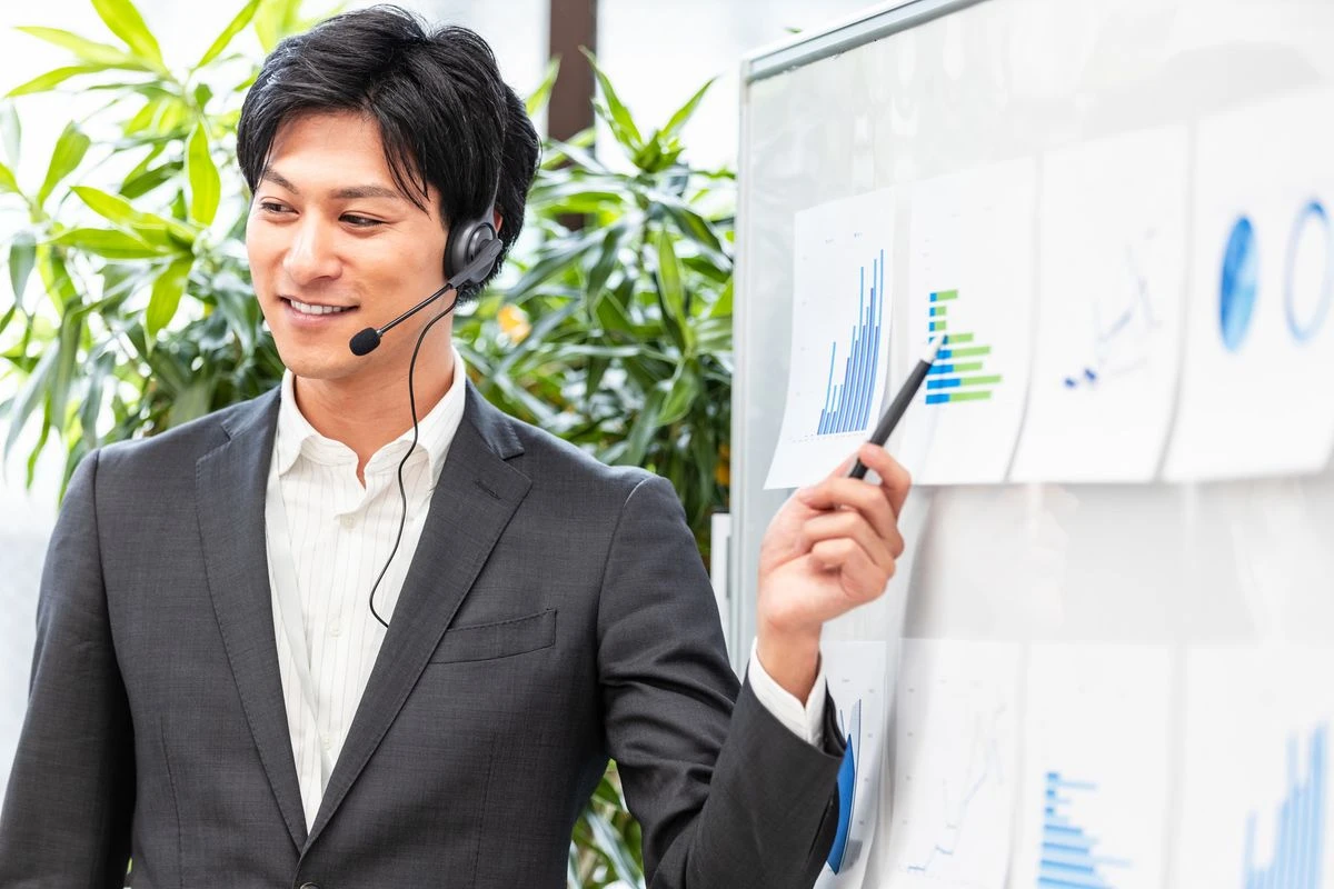 オンラインで採用イベントをやる男性