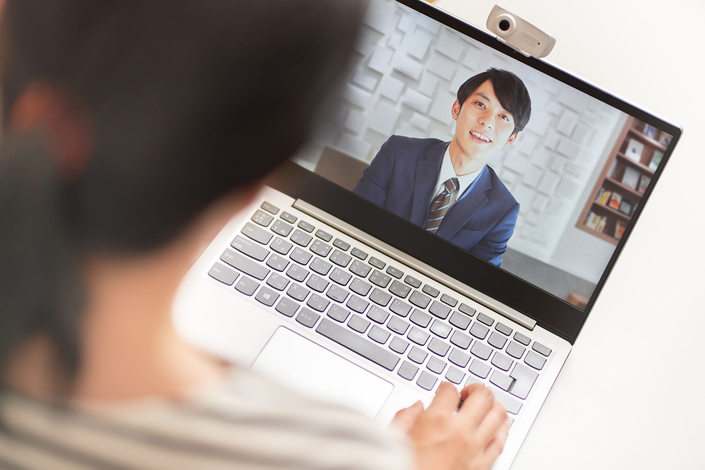 面接を受けている男性がパソコン画面に映っている写真