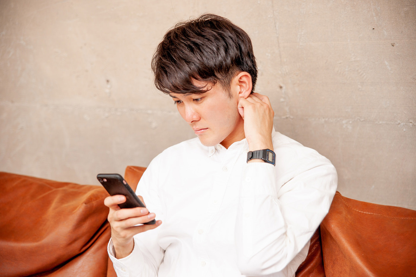 スマートフォンを見ている男性