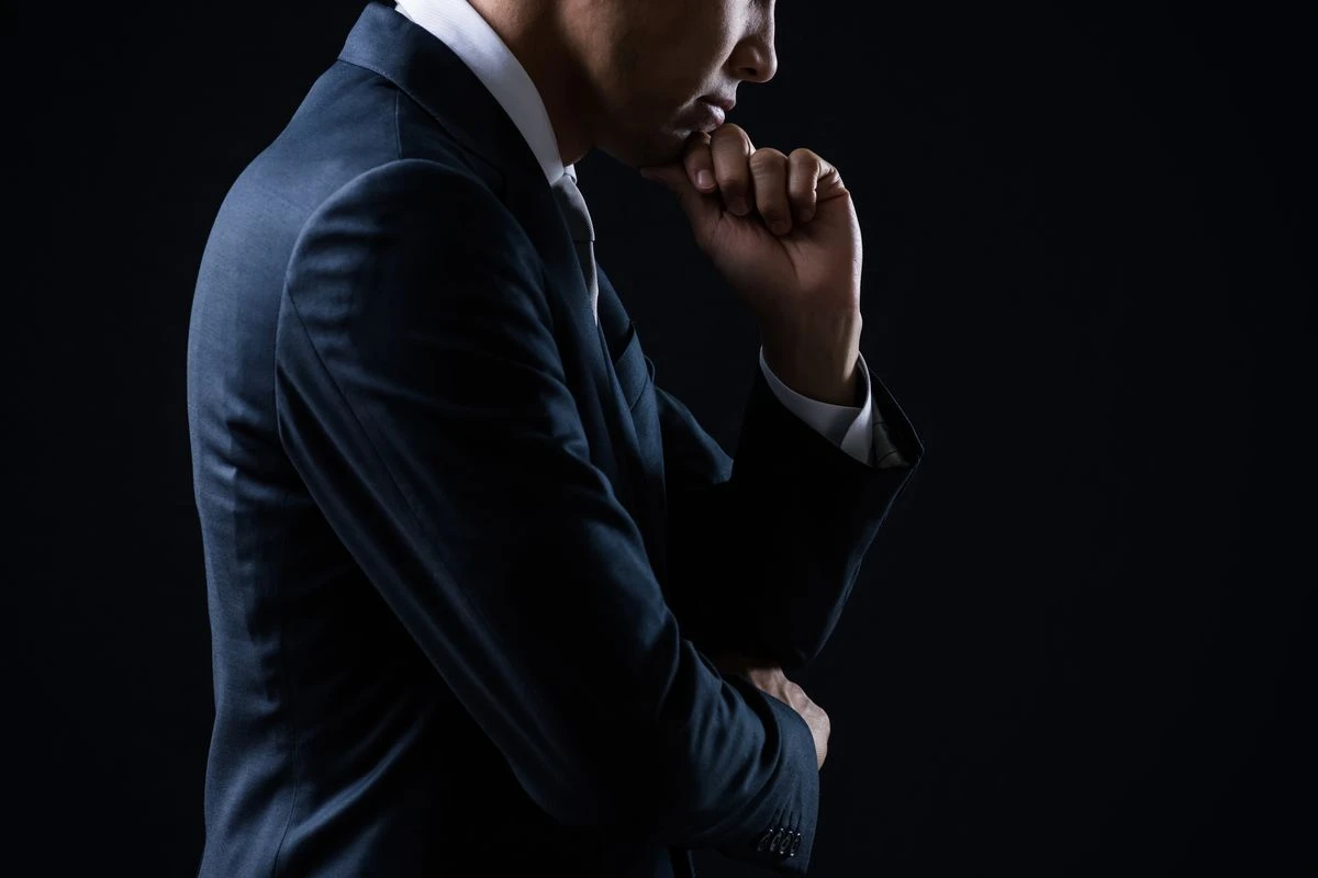 考え事をしている男性