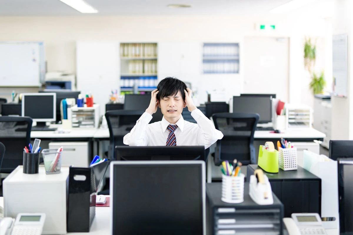 人手不足に悩む男性社員のイメージ