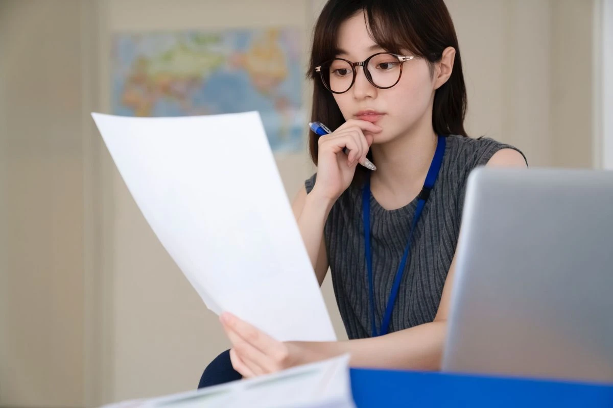 定額残業代制度で働く従業員のイメージ