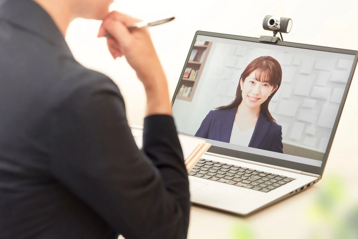 オンラインで面接をしている様子